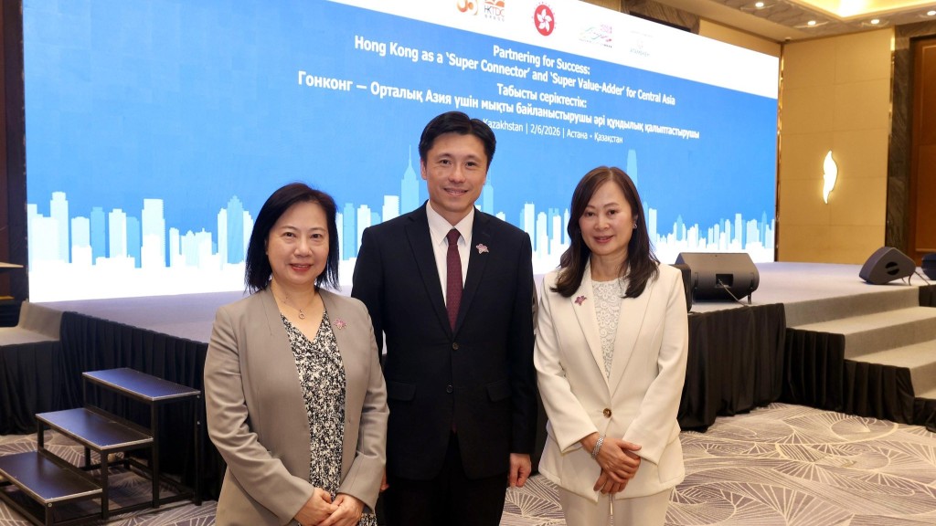 謝振中與香港報業公會主席譚衛兒（右）與新聞行政人員協會主席張秀雲（左）。