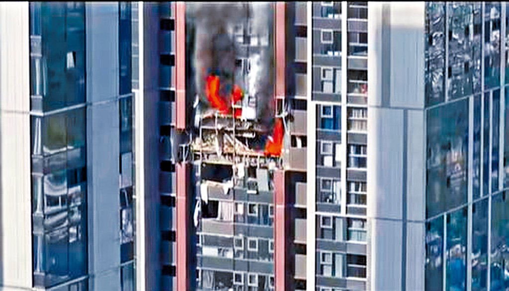 爆炸後，大廈火勢猛烈，至少三層單位的落地玻璃被炸碎，濃煙在1公里外也能清楚看到。