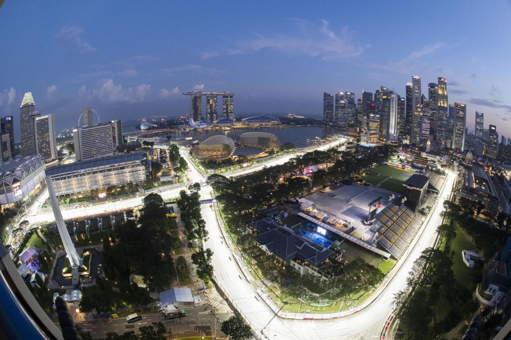 新加坡舉辦一級方程式賽車夜賽，獲業界讚賞。