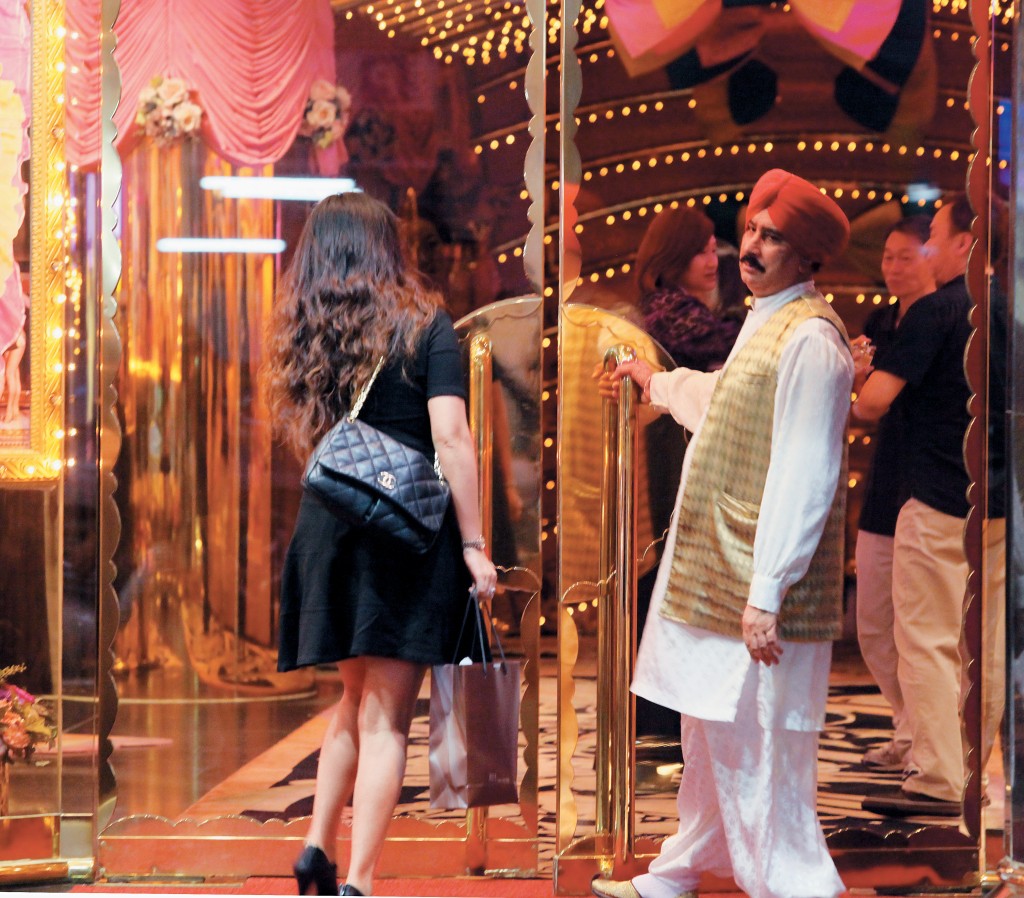 大富豪的印度裔守衛Dal Wt Singh(右)，過去二十八年一直在替舞小姐及客人拉門，來到最後一夜，他也坦言難免感到欷歔。