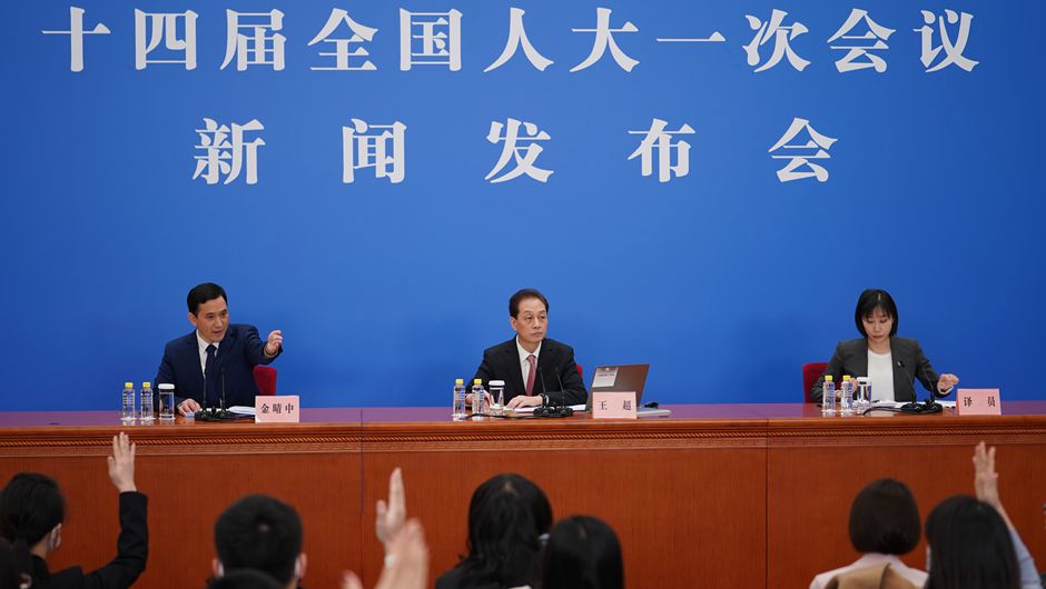 中外記者在發布會上紛紛舉手提問。新華社