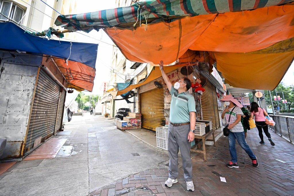 卓永興去年指大埔道有店鋪違法搭建簷篷，須予處理。（卓永興FB圖片）