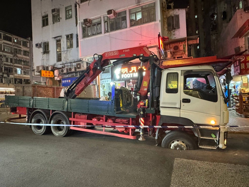 吊臂車半個前輪陷入馬路。荃灣區祈德尊關愛隊FB