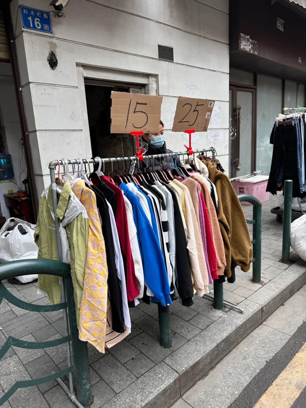 广州十三行外围的店铺所卖的衣服更便宜。