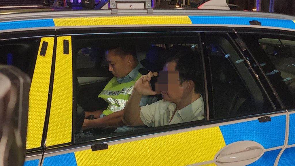 私家車男司機登上警車接受調查。黎志偉攝 私家車男司機登上警車接受調查。黎志偉攝