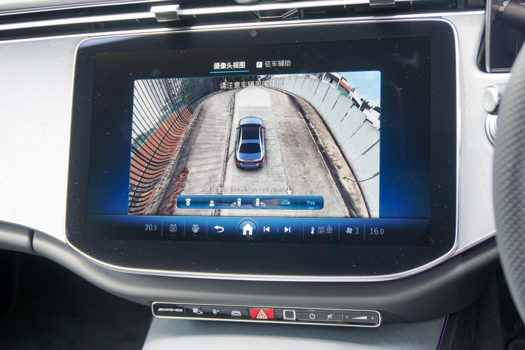 充電混能平治Mercedes-AMG E 53 HYBRID 4MATIC+本地試駕:豐富設備還有數碼儀錶板與觸控中央屏幕、全景式天窗、轉色氣氛燈、前後USB插座、360泊車鏡頭和Burmester 4D環繞音響系統等。