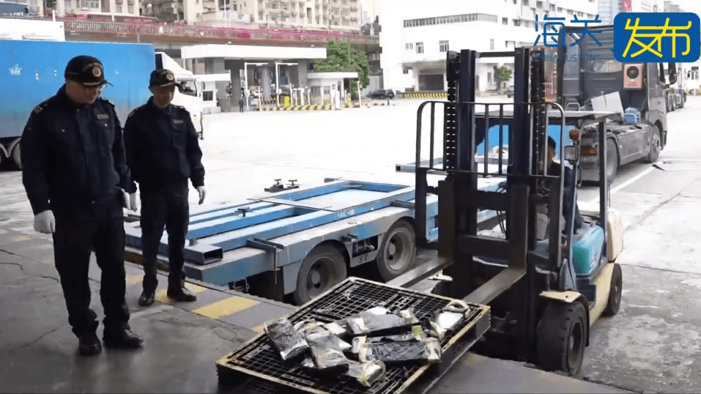 文錦渡口岸海關在一輛貨車起獲重134千克銀磚，價值近¥430萬元。