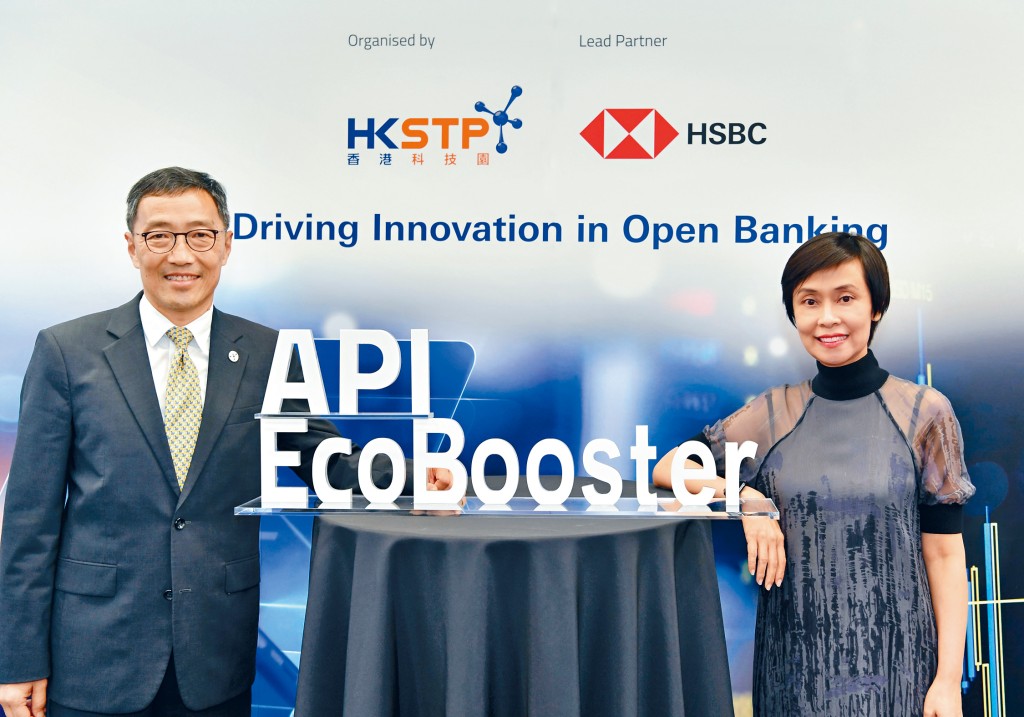 科技園公司行政總裁黃克強（左）與滙豐香港區行政總裁施穎茵（右）合作推動香港的開放銀行創新發展。