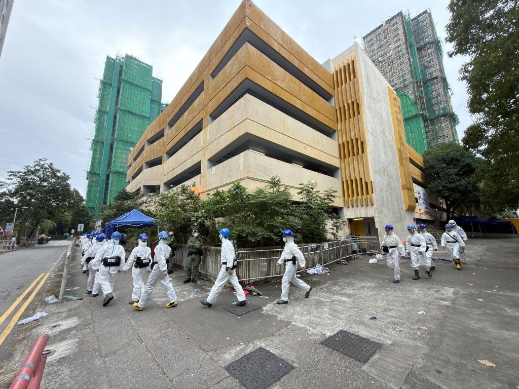 警方災難遇害者辨認組(DVIU)人員,今日再進入宏福苑多幢大廈繼續搜索。 陳國峰攝 警方災難遇害者辨認組(DVIU)人員,今日再進入宏福苑多幢大廈繼續搜索。 陳國峰攝