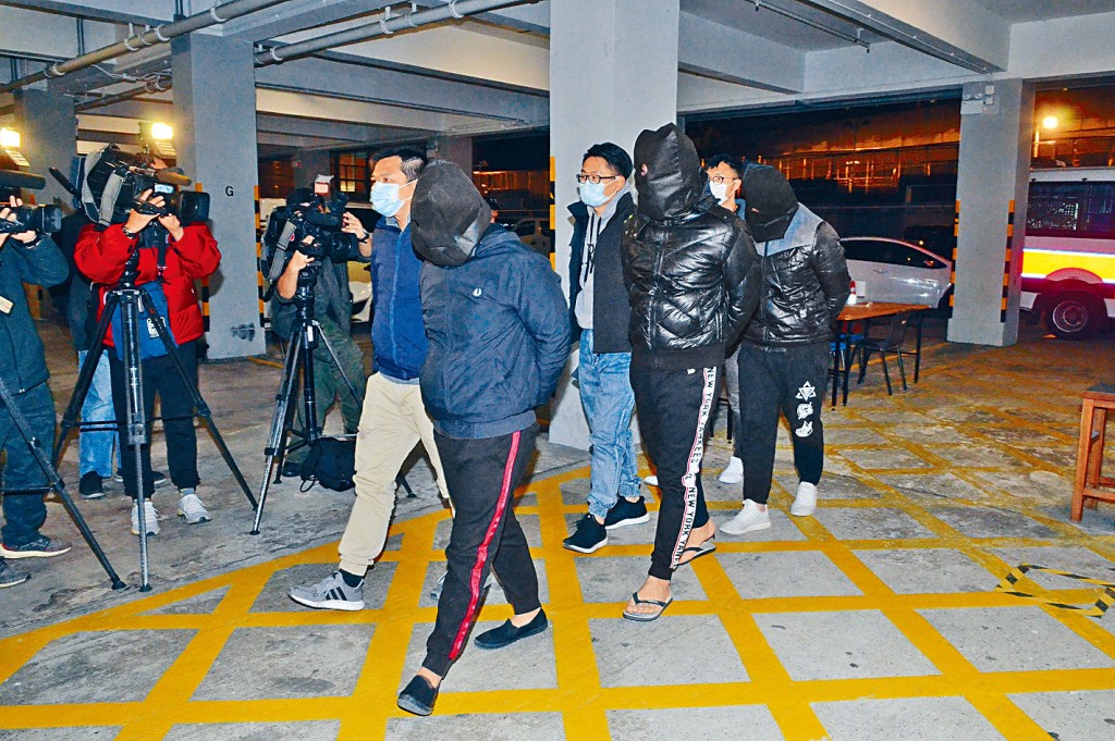 警方拘捕涉嫌刑毀飯盒攤檔疑犯帶署扣查。