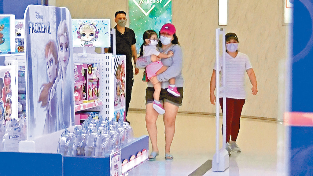 阿女冇瘾
■何超盈带囡囡「荷包蛋」行玩具舖，不过阿女似乎唔系好感兴趣。