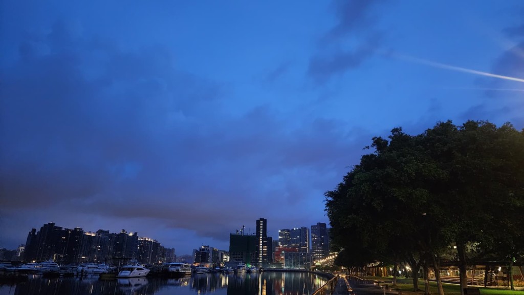 本港地區今日天氣大致多雲,間中有驟雨及狂風雷暴。黎志偉攝 本港地區今日天氣大致多雲,間中有驟雨及狂風雷暴。黎志偉攝
