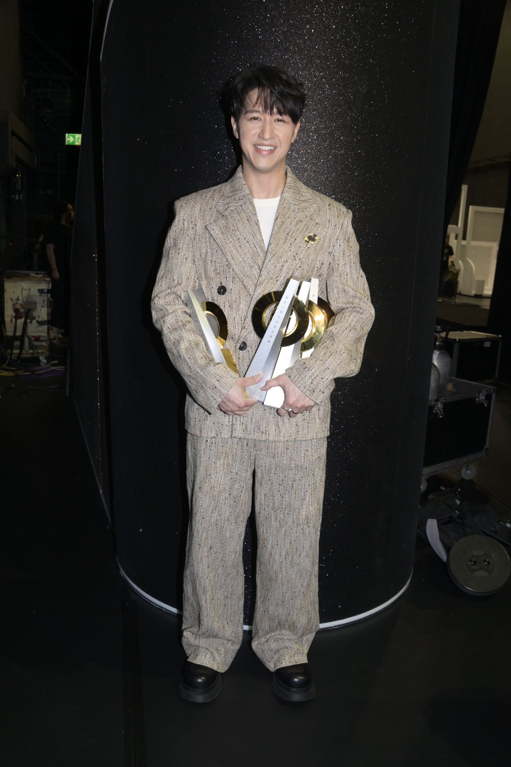 失落「最優秀流行歌手大獎」的馮允謙笑晒口證明冇唔開心。