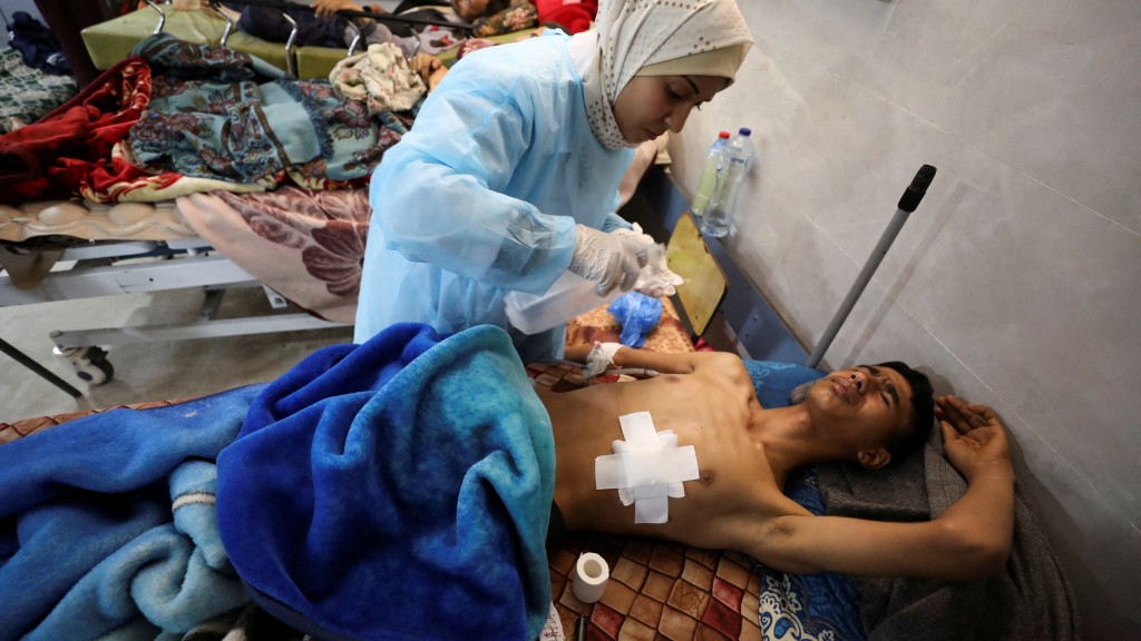 领取物资的巴勒斯坦人遇袭，伤者在希法医院接受治疗。 路透社