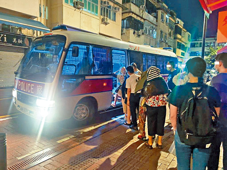 警方在上水賭檔帶走三十六名本地及內地男女。