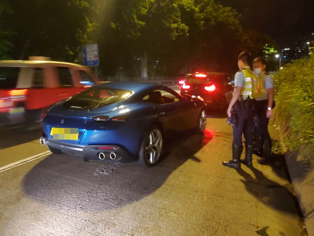 涉及三車串燒的車輛,包括跑車、私家車及的士。 蔡楚輝攝