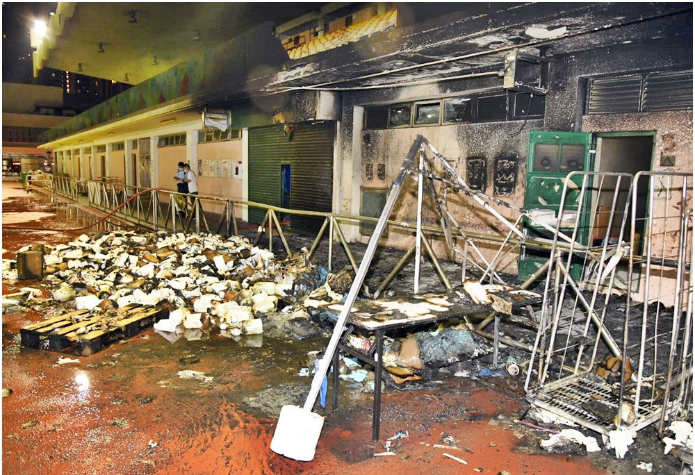 一批防护衣、消毒药水、手套及帐篷等物资被焚毁。资料图片