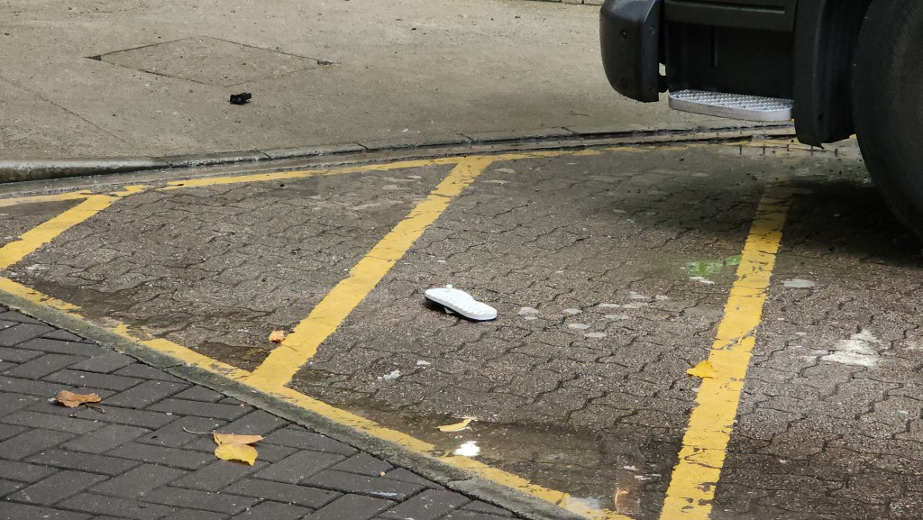 現場遺下一隻拖鞋。