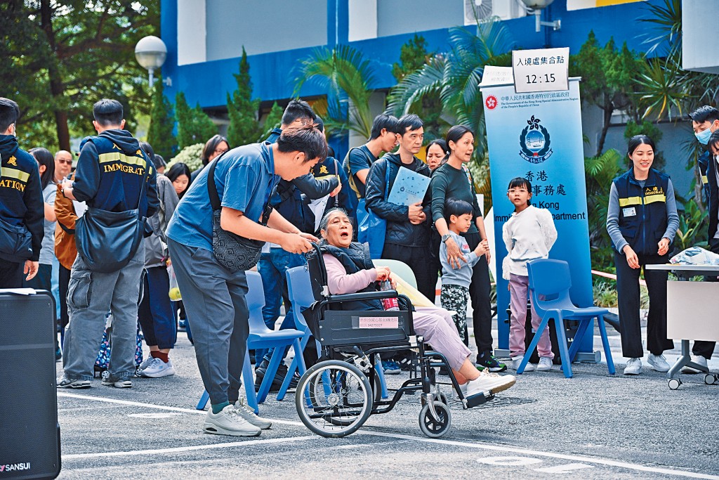 入境處昨日安排人員前往多個庇護中心，安排受影響居民前往補領身份證或其他旅遊證件。