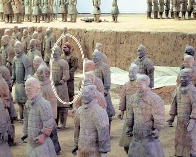 德國男子自製服裝跳入俑坑扮兵馬俑。網圖