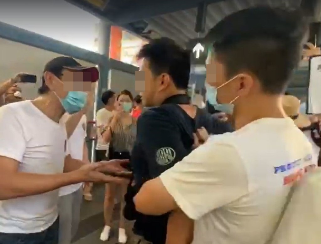 有攝影師遭白衣人包圍。黃子悅FB影片截圖