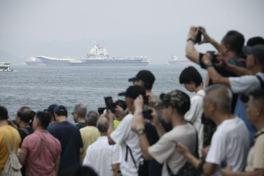 山東號離開香港情況 - 海怡半島市民歡送。陳浩元攝 山東號離開香港情況 - 海怡半島市民歡送。陳浩元攝