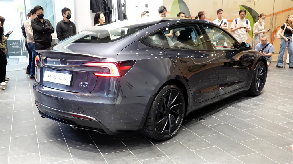 Tesla Model 3 Performance車尾大型碳纖維定風翼