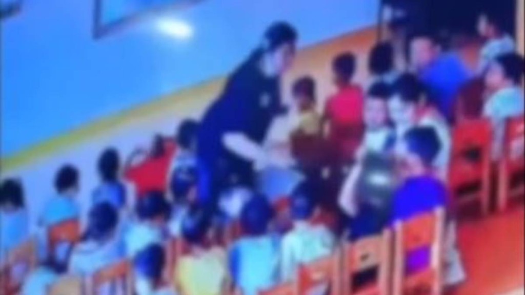 湖南有兩名幼師涉嫌虐童被拘留。新京報