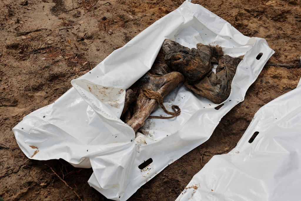 伊久姆森林區內挖掘出大批棺木。REUTERS