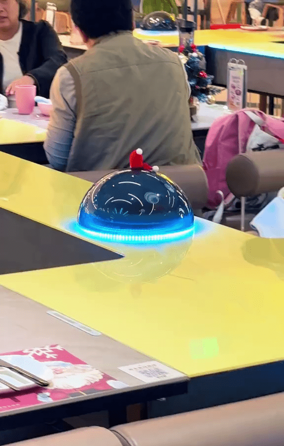 深圳一餐廳用磁懸浮「飛碟」傳菜,網上爆紅。 深圳一餐廳用磁懸浮「飛碟」傳菜,網上爆紅。