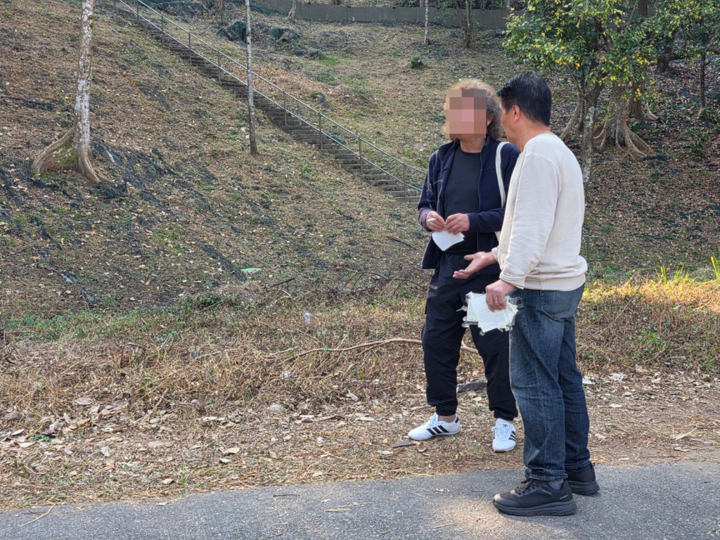 黑衫的小巴司機在場協助警方調查。