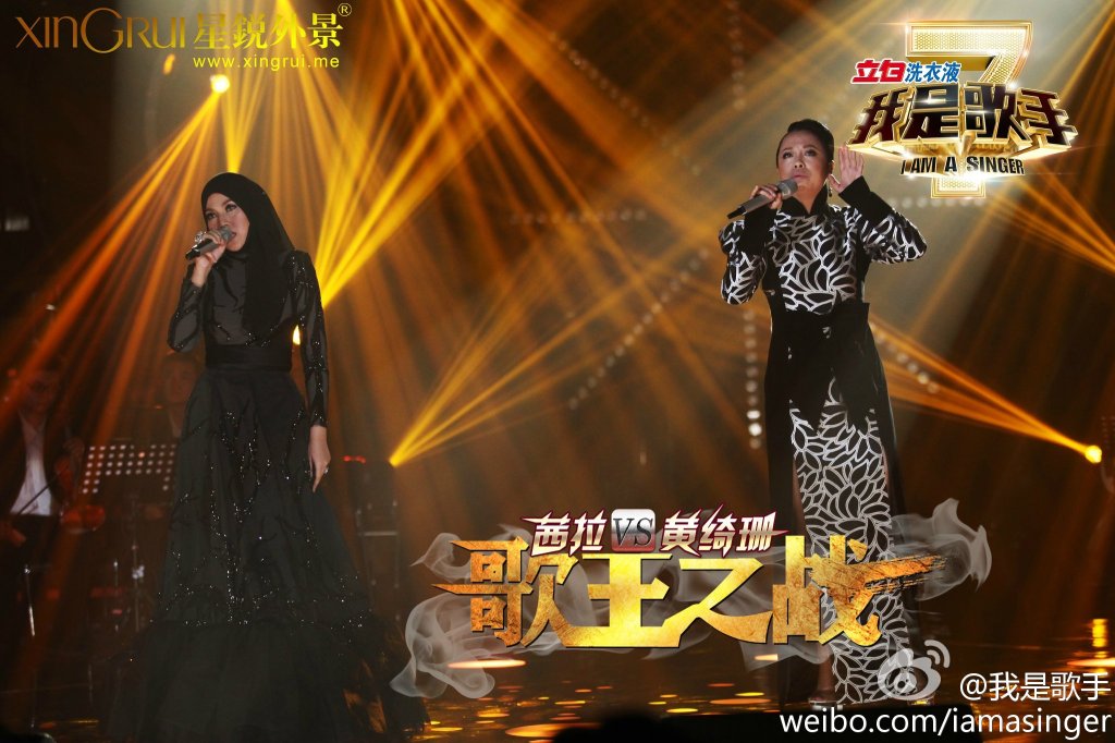 茜拉（左）请来黄绮珊（右）在《我是歌手2》总决赛大晒海豚音。