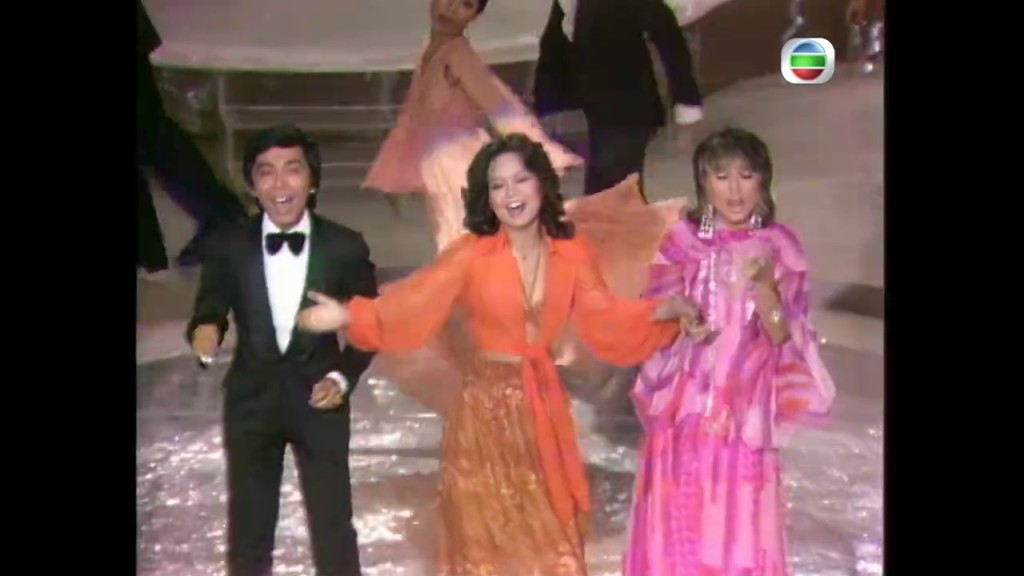 1975年杜麗莎（中）與仙杜拉、雷米高（Michael Remedios）表演。