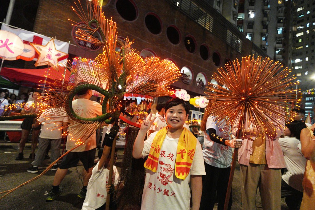 大坑舞火龍由LED小火龍打頭陣。歐樂年攝