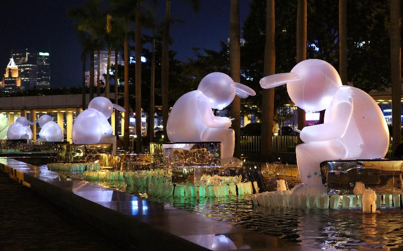 香港文化中心露天廣場亦會擺置光影藝術裝置《月球另一面》。政府圖片