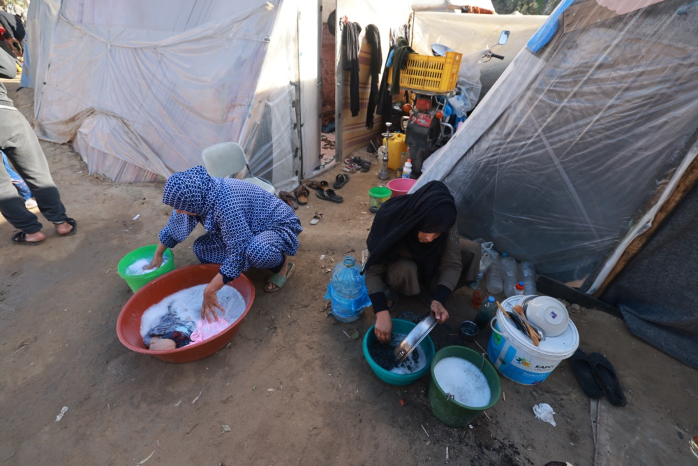 ●加沙妇女于临时帐篷外洗衣服及洗碗，当地仍然面对缺水问题。