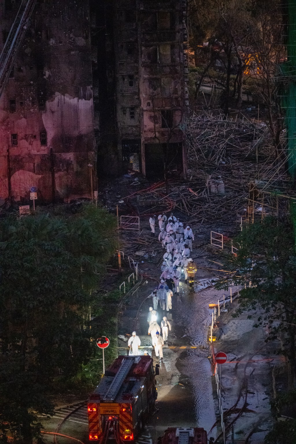 災難遇害者辨認組進入大埔宏福苑火災現場。蘇正謙攝 災難遇害者辨認組進入大埔宏福苑火災現場。蘇正謙攝