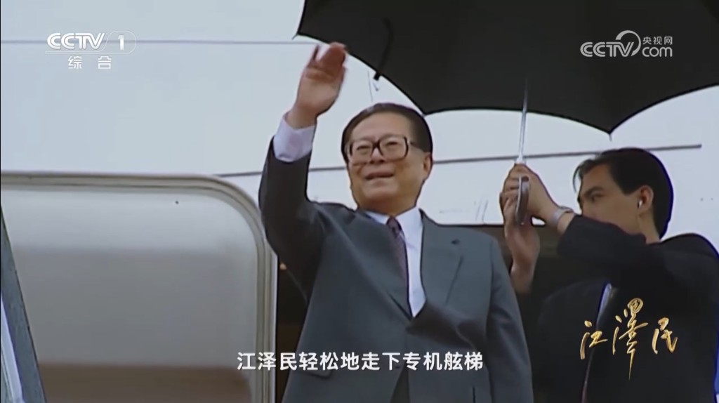 面對英國首相戴卓爾夫人的施壓,江澤民強調中華民族決不會屈從於任何外來壓力。央視截圖 面對英國首相戴卓爾夫人的施壓,江澤民強調中華民族決不會屈從於任何外來壓力。央視截圖