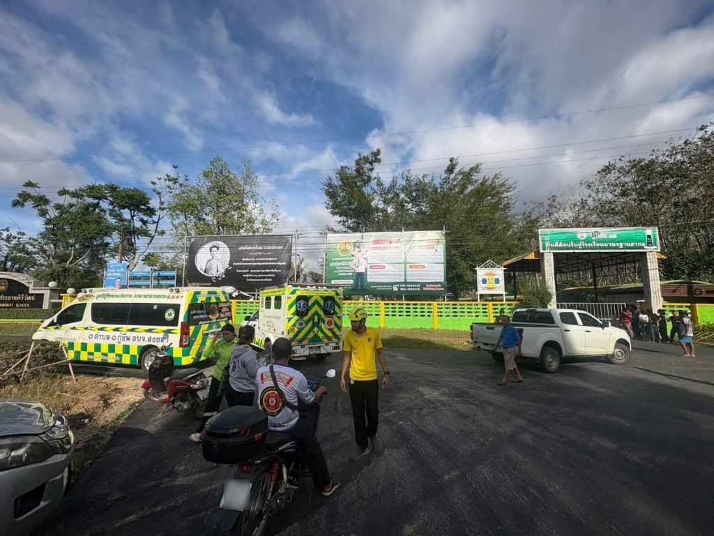 警方封鎖學校。 X@js100radio