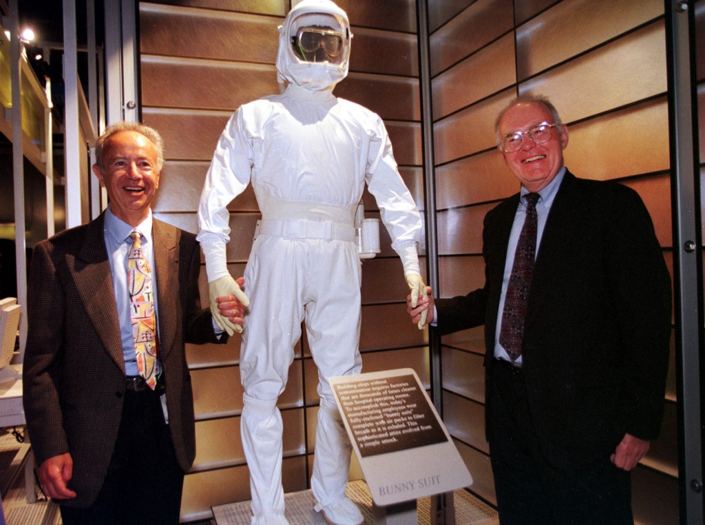 英特爾（Intel）博物館開幕時，格羅夫（Andy Grove，左）和摩爾（Gordon Moore）與「兔子服」（Bunny Suit）合照，兔子服是Intel實驗室生產線的統一著裝。 美聯社