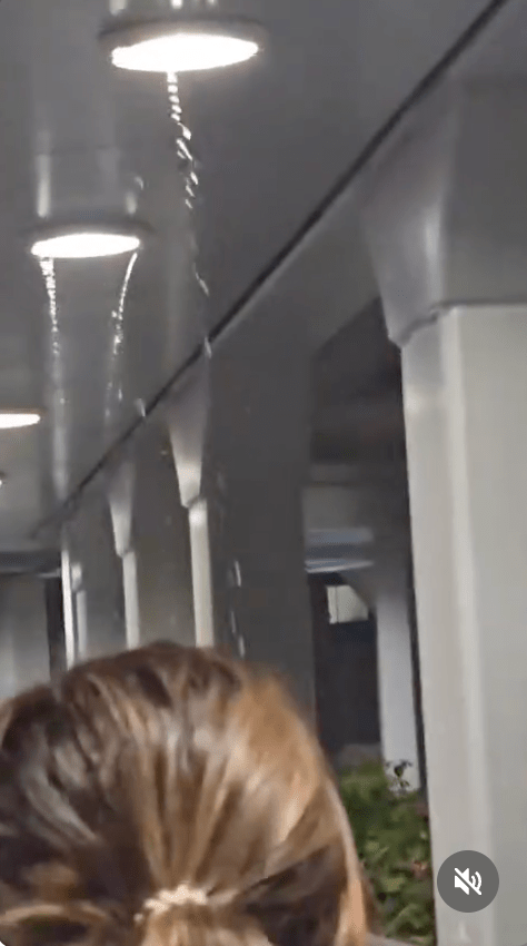 其中一條8秒影片顯示,在疑似橫跨荃灣大河道的著名行人天橋內,頂部多盞照明燈的罅隙正如同花灑般不斷向下滴水。Threads@mt.con 其中一條8秒影片顯示,在疑似橫跨荃灣大河道的著名行人天橋內,頂部多盞照明燈的罅隙正如同花灑般不斷向下滴水。Threads@mt.con