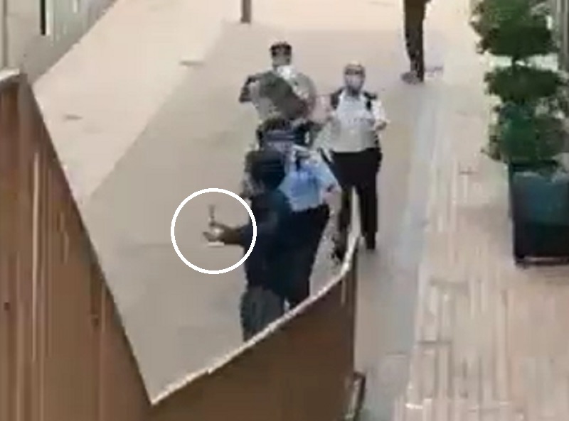 多名警員手持警棍，於跑馬地制服一名男子。片段截圖