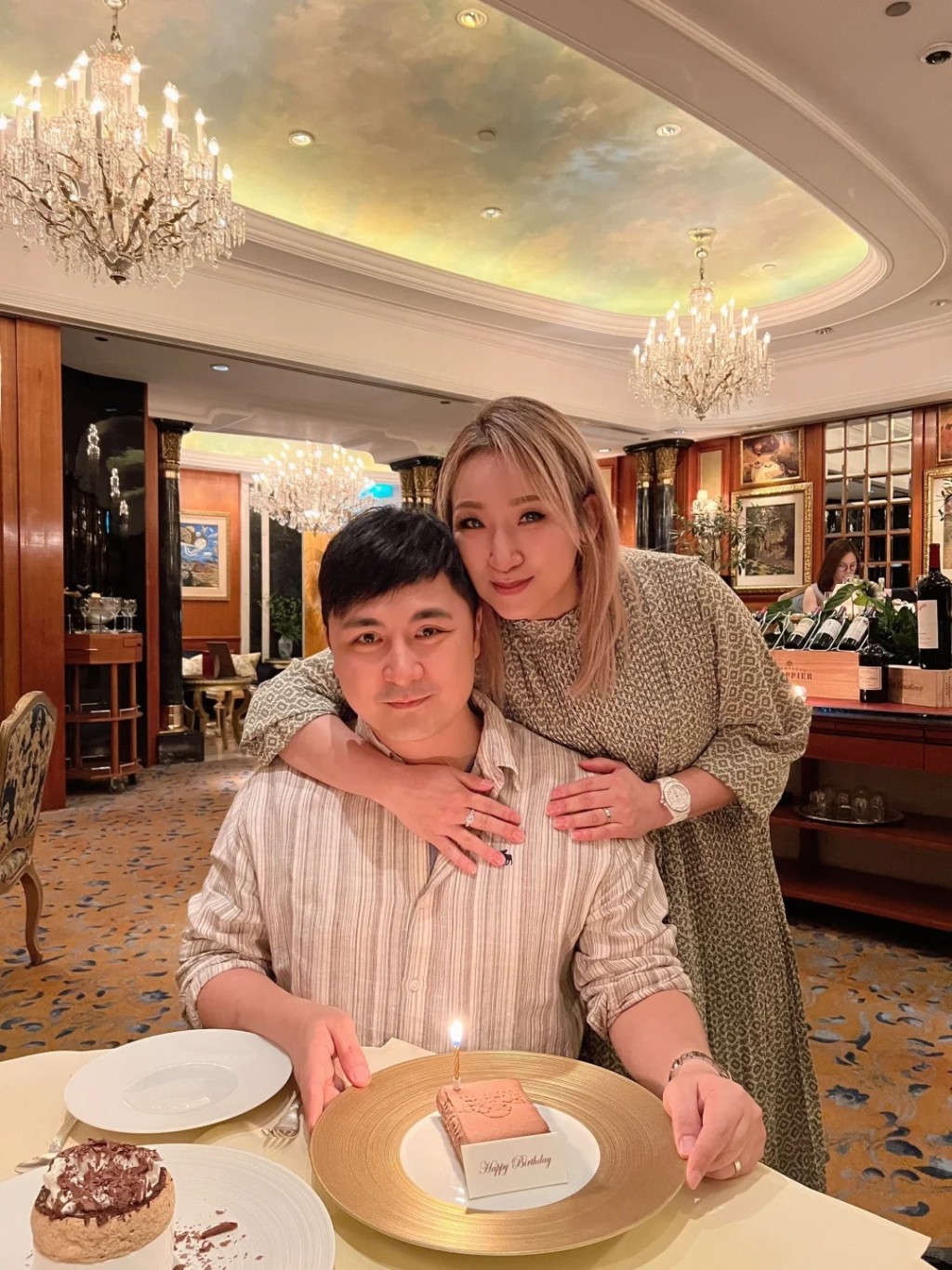 李泳豪早前上載夫妻合照，與台灣太太到酒店食飯慶祝44歲生日。