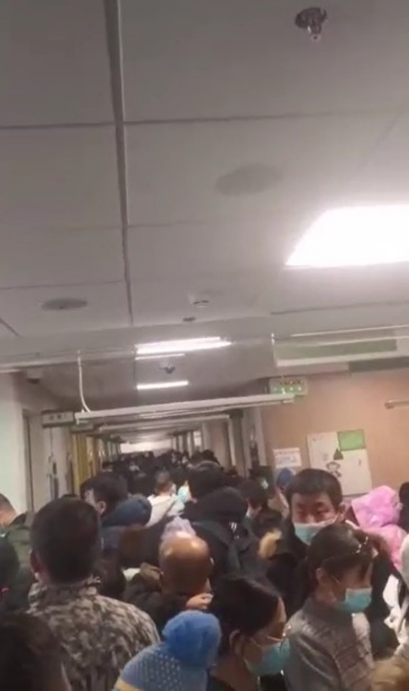 门诊内挤满了求诊的人。影片截图