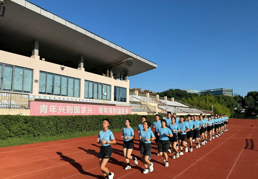 香港海關學院院長於9月22至26日率領30多位新入職的督察學員到上海海關學院進行國情及內地關務研習。香港海關FB圖片