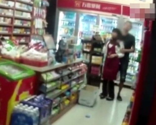 廖男挾持女職員，將刀架在其頸項，索要贖金10萬元人民幣和小車1部。（網圖）