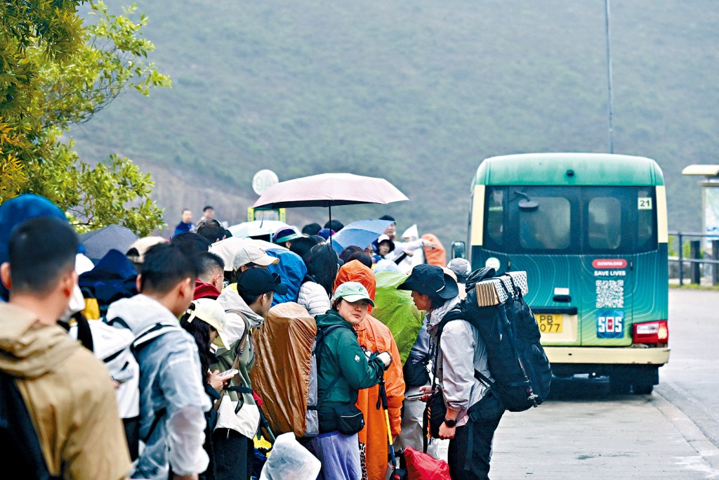 西貢萬宜水庫東壩及破邊洲近期在「小紅書效應」下成為旅遊熱點。