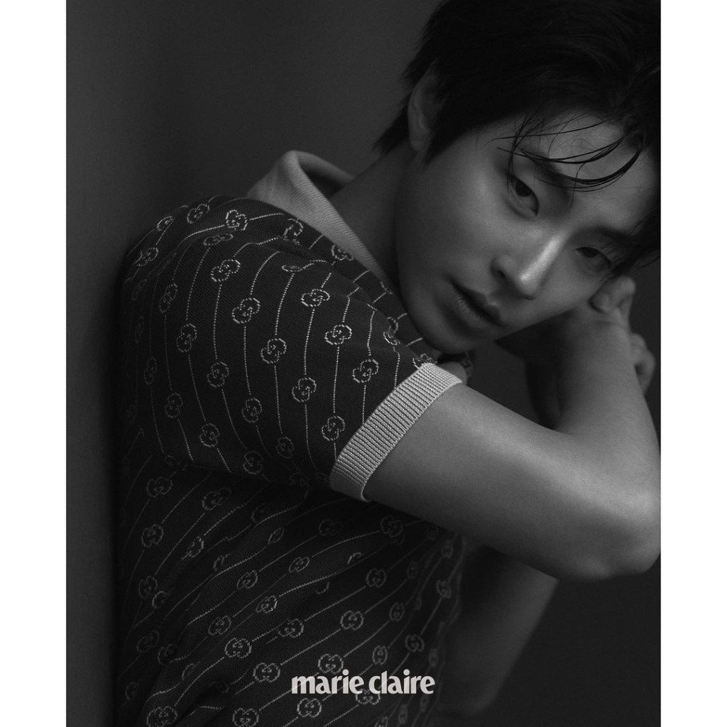 其實件衫有啲土豪Feel,不過黃寅燁着又OK。(Marie Claire圖片)