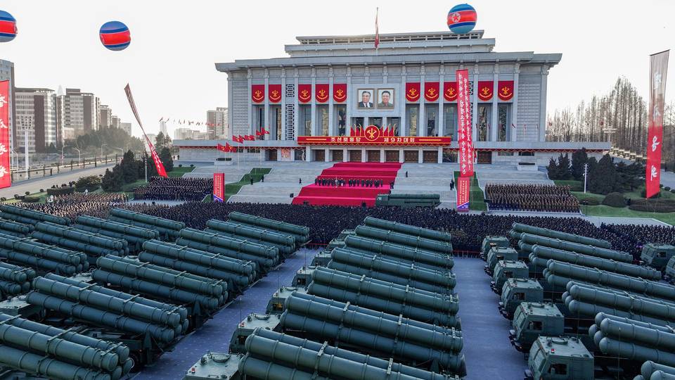 北韓公開600毫米大口徑火箭炮，金正恩暗示能作核攻擊。 美聯社