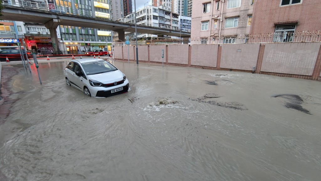 大量黃泥水湧出,水深及小腿。黃文威攝 大量黃泥水湧出,水深及小腿。黃文威攝